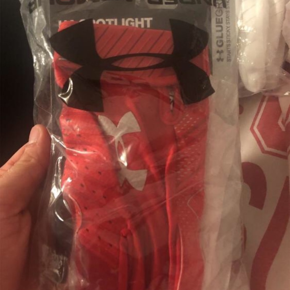 BRAND NEW UA SPOTLIGHT GLOVES